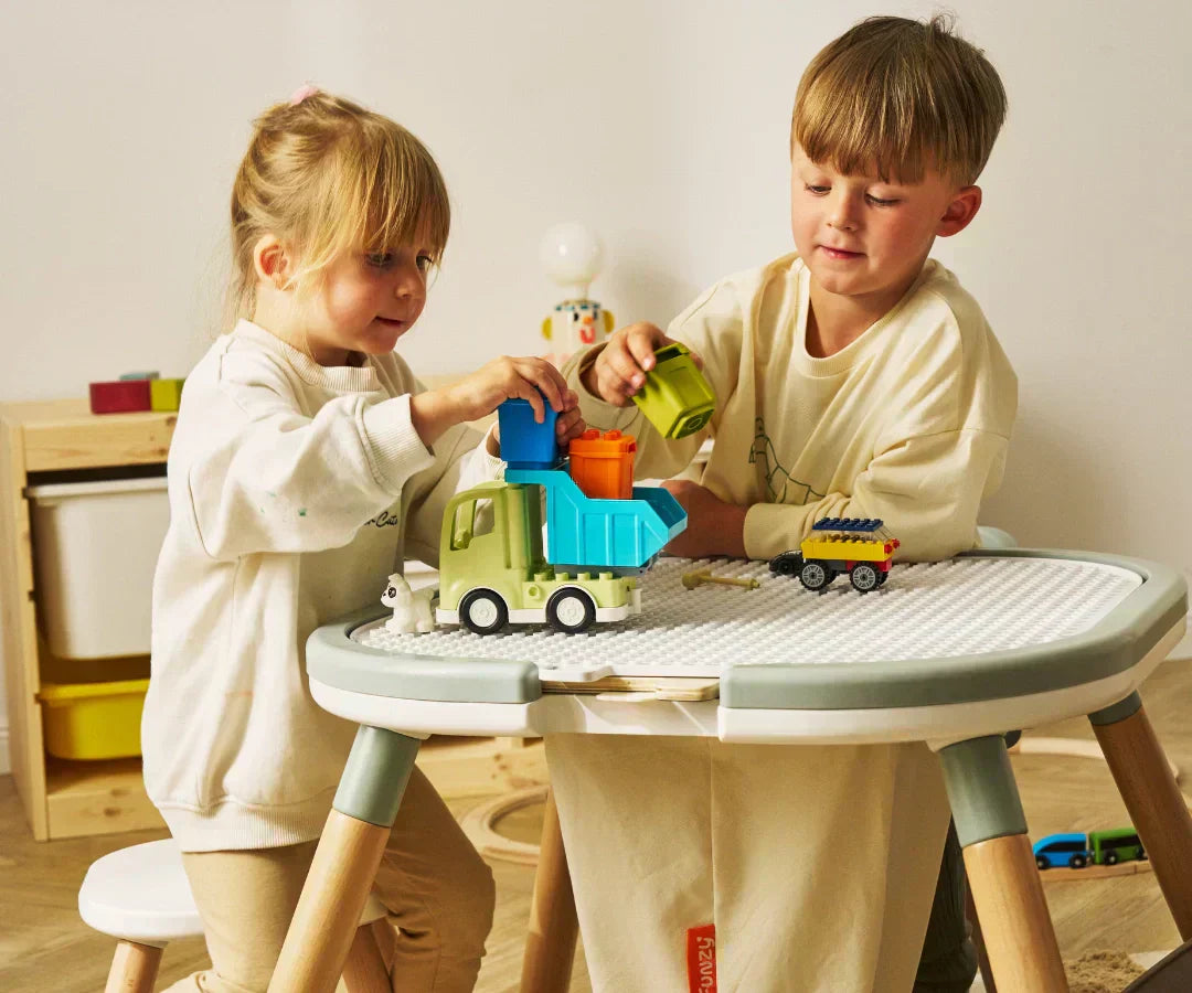 Spiele für Kinder für drinnen & ohne Material: So wird euer Zuhause zum Abenteuerspielplatz